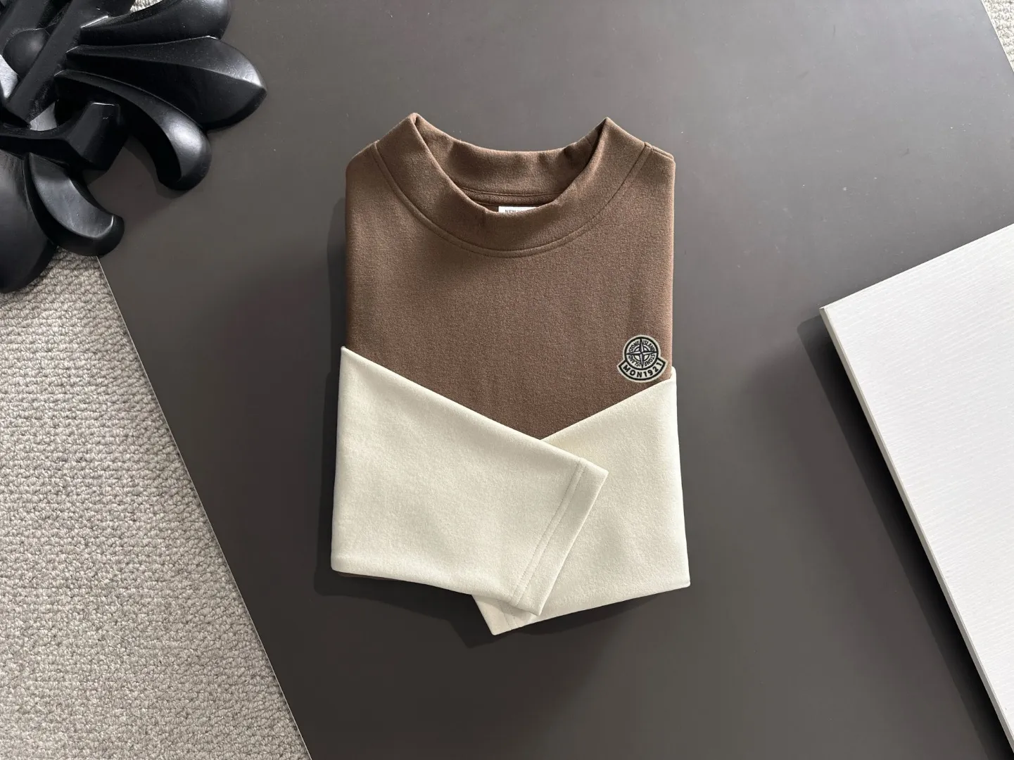 Next day shipment P360 Stone lsland/Stone Island Exclusive launch of 25ss new autumn and winter long sleeves Many celebrities have the same style. Craftsmanship that ordinary small workshops cannot copy. No matter in terms of materials, detail restoration and craftsmanship, we are not afraid of any challenges, just to provide you with wonderful products. Compare the top original versions at will. No expense is spared just to do better. Unique imported fabric feel. Purely imported German machine production. Precision operation and 10,000-needle density. A full set of new accessories with three standards can be customized simultaneously. The upper body is versatile and fashionable. The perfect choice for autumn and winter. A must-have item. Size chart: M to XL (or please state your height and weight when placing an order)